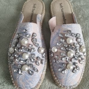 New Soft surroundings embroidered mule - size 7